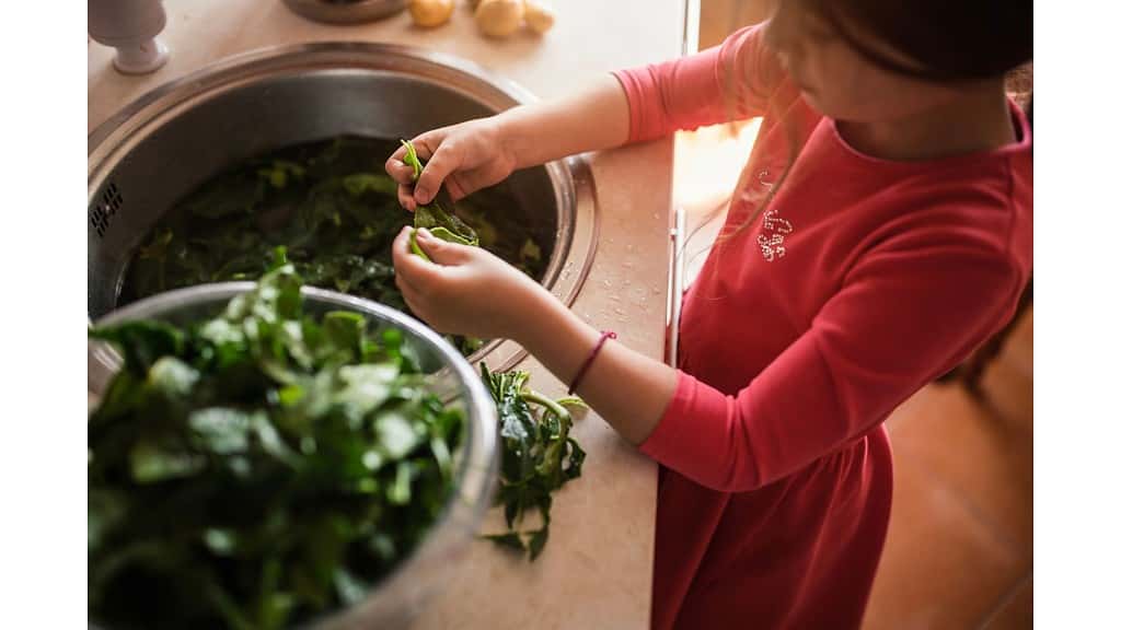 Should you cleans spinach before eating